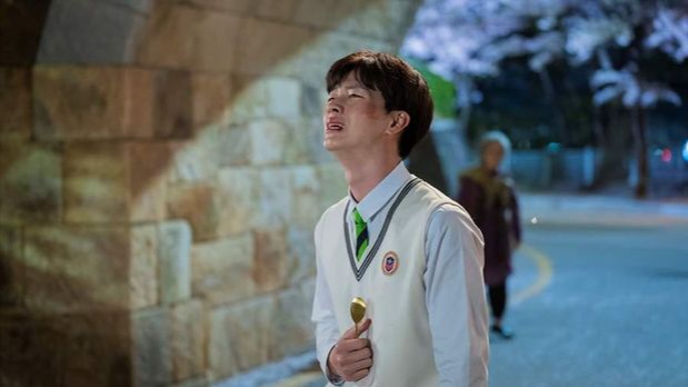 Lee Seung-Cheon crying holding the golden spoon