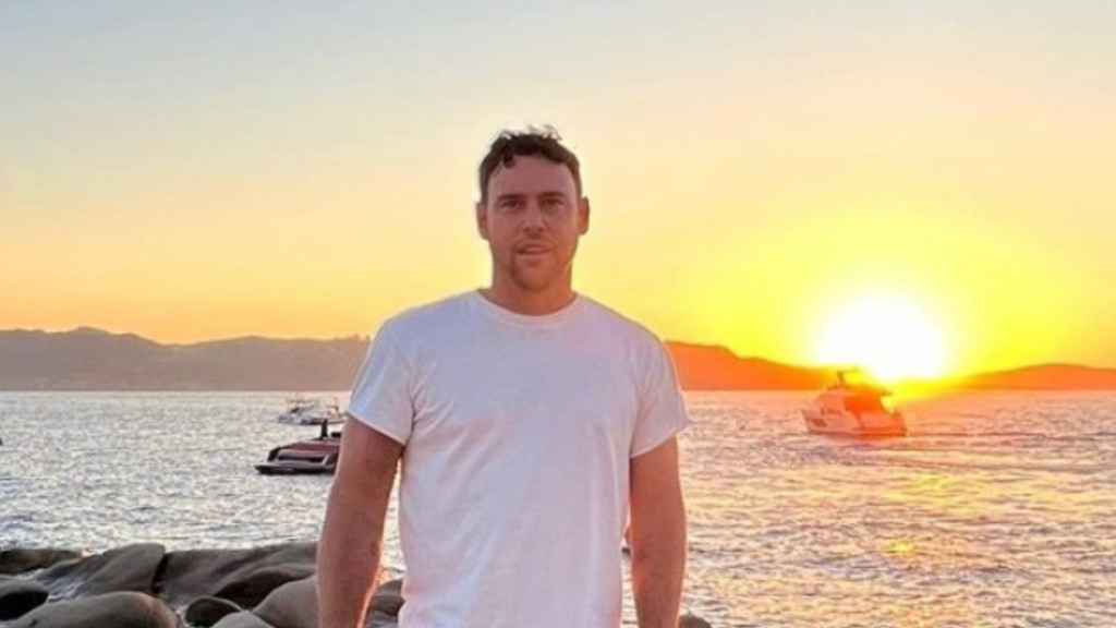 Justin, Ariana, Deni, and more leave Scooter Braun