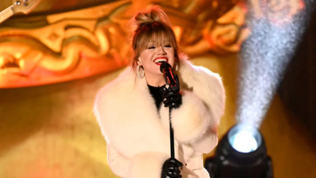 Kelly Clarkson Weight Loss | Singer Stuns Everyone at Rockefeller Center Tree Lighting