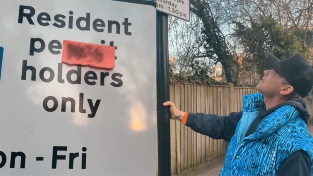 Robbie Williams adds cheeky note to a road sign